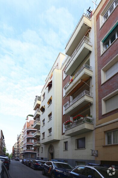 Immeuble residentiel dans Madrid, Madrid à vendre - Photo du bâtiment - Image 2 de 2