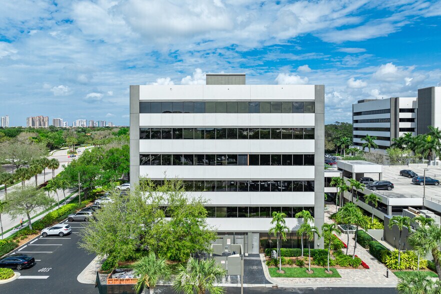 5811 Pelican Bay Blvd, Naples, FL à louer - Photo du bâtiment - Image 2 de 10