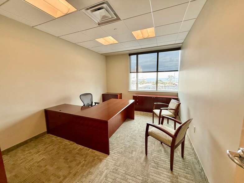 300 32nd St, Virginia Beach, VA for lease - Interior Photo - Image 3 of 8