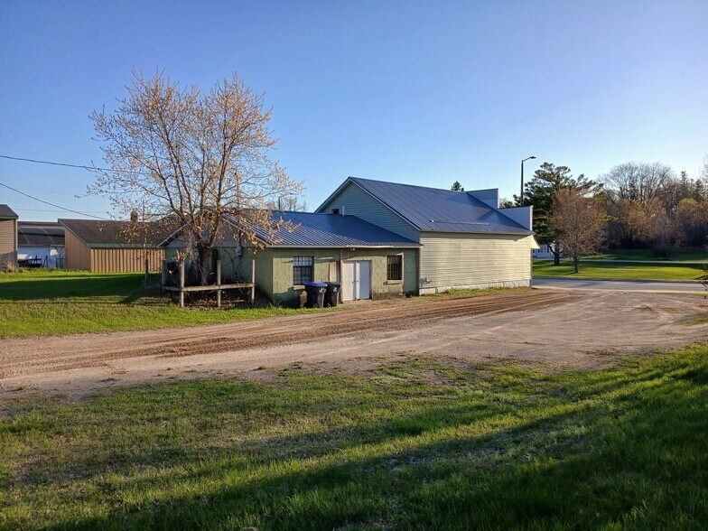 416 Main St, Wausaukee, WI à vendre - Photo du bâtiment - Image 2 de 3