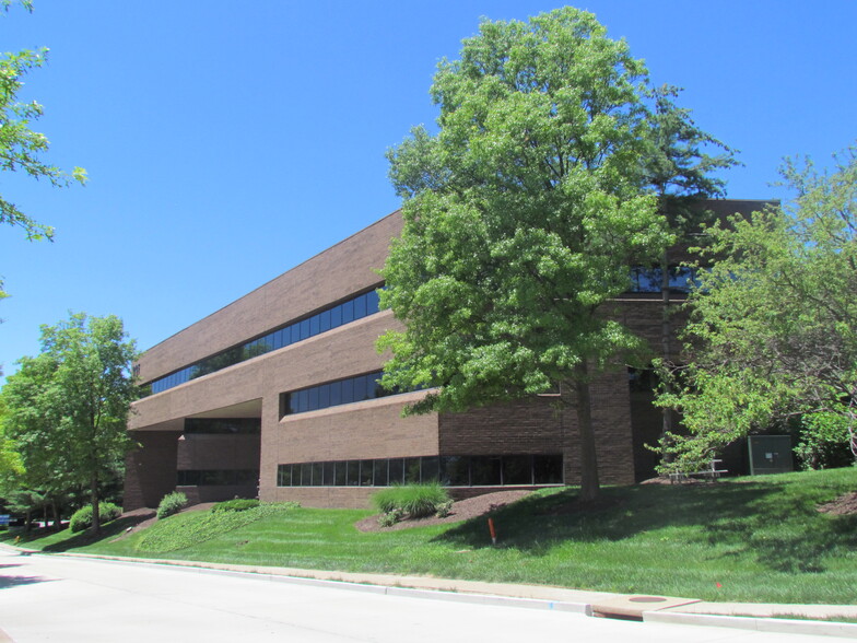 12125 Woodcrest Executive Dr, Creve Coeur, MO for lease - Building Photo - Image 2 of 12