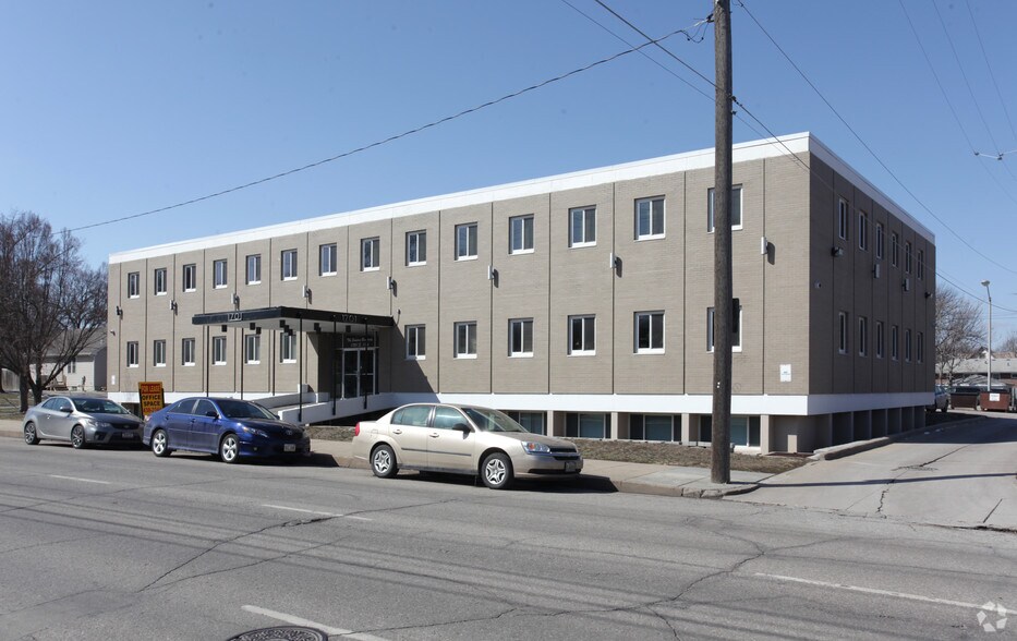 1701 S 17th St, Lincoln, NE à louer - Photo du bâtiment - Image 2 de 5