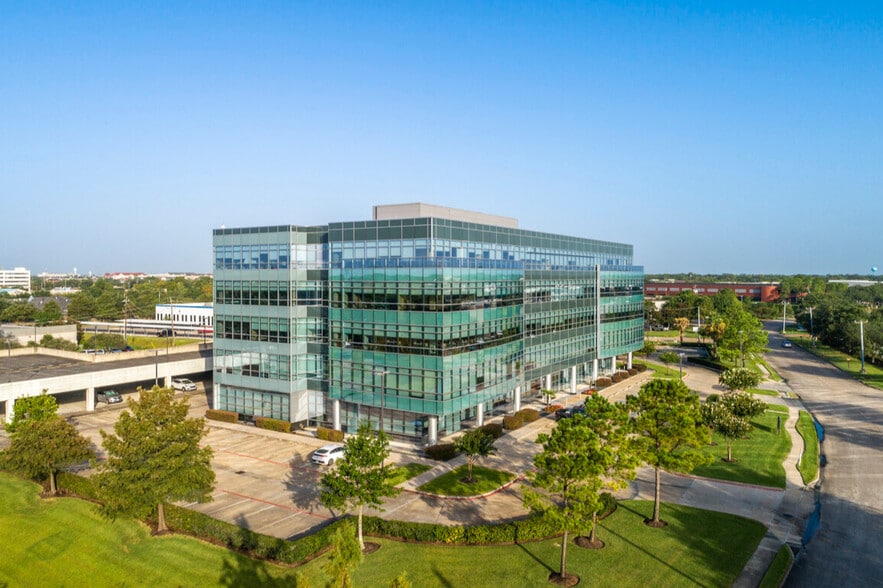 455 E Medical Center Blvd, Webster, TX for lease - Building Photo - Image 1 of 18