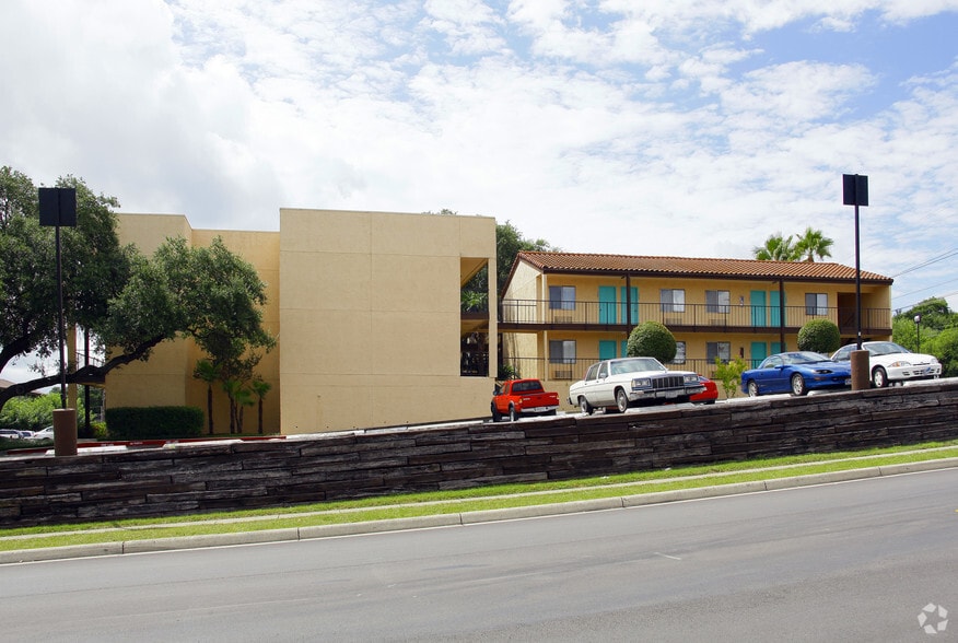 5050 Fredericksburg Rd, San Antonio, TX à vendre - Photo du bâtiment - Image 1 de 35