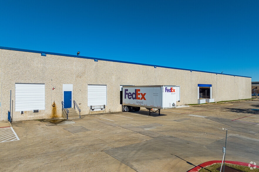3401 Garden Brook Dr, Farmers Branch, TX à louer - Photo du bâtiment - Image 3 de 6