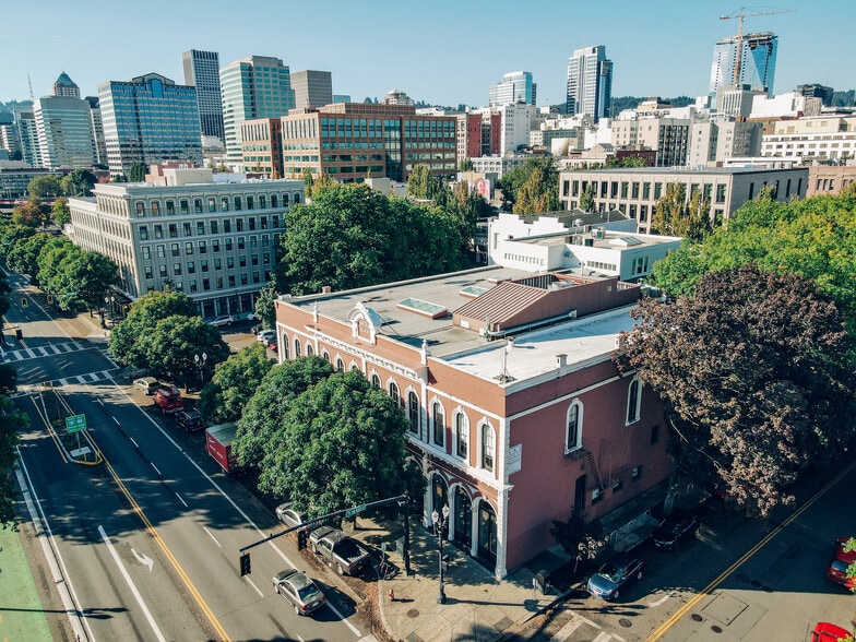 111 SW Naito Pky, Portland, OR à louer - Photo du bâtiment - Image 2 de 6