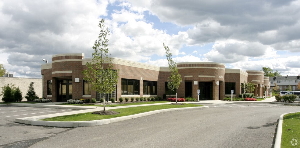 26110 Emery Rd, Warrensville Heights, OH à louer - Photo du bâtiment - Image 2 de 9