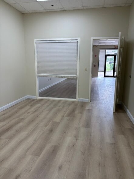 14056 Southwest Fwy, Sugar Land, TX for lease - Building Photo - Image 3 of 10