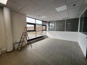 Industriel dans Combs-la-Ville à louer Photo intérieure- Image 2 de 11