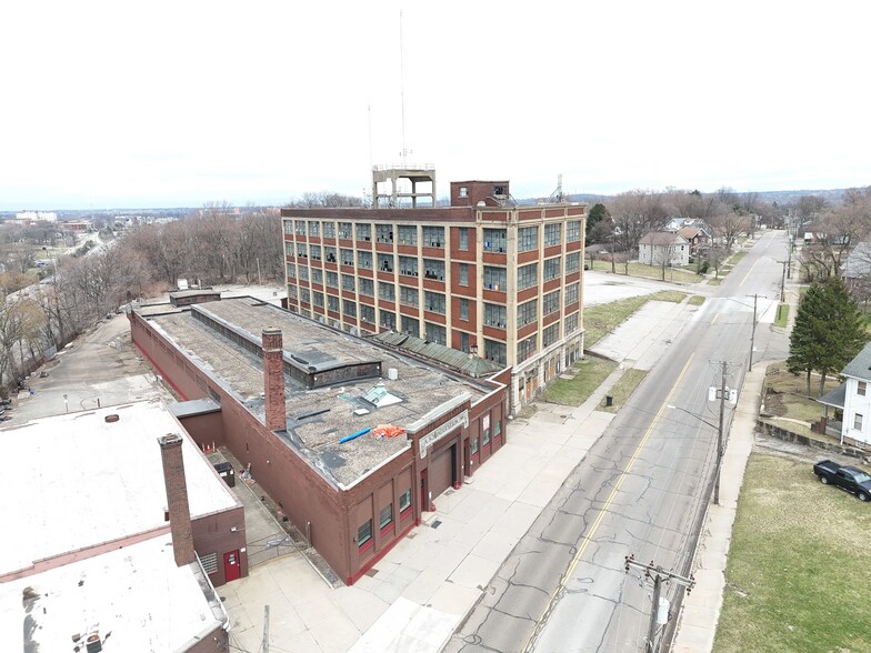 711 Johnston St, Akron, OH à vendre - Photo du bâtiment - Image 2 de 18