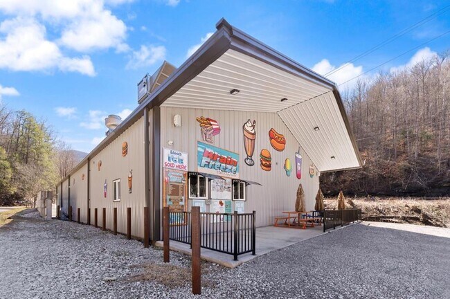 More details for 332 Highway 3400 hwy, Jenkins, KY - Retail for Sale