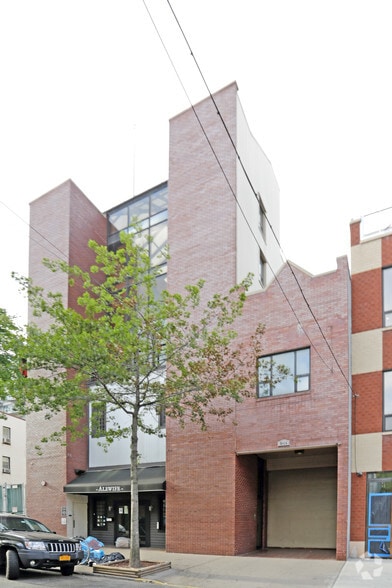 5-14 51st Ave, Long Island City, NY à louer - Photo du bâtiment - Image 2 de 39