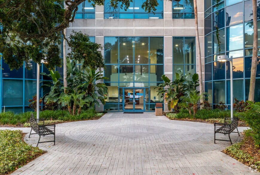 6550 W Hillsborough Ave, Tampa, FL à louer - Photo du bâtiment - Image 3 de 17