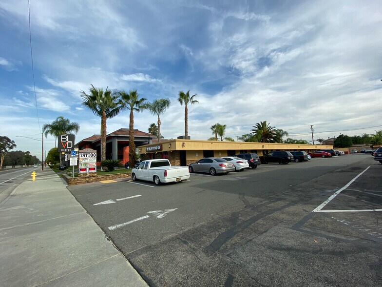 2428 Newport Blvd, Costa Mesa, CA à vendre - Photo du bâtiment - Image 3 de 11