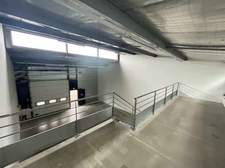 Flex in Lyon for lease - Interior Photo - Image 2 of 4