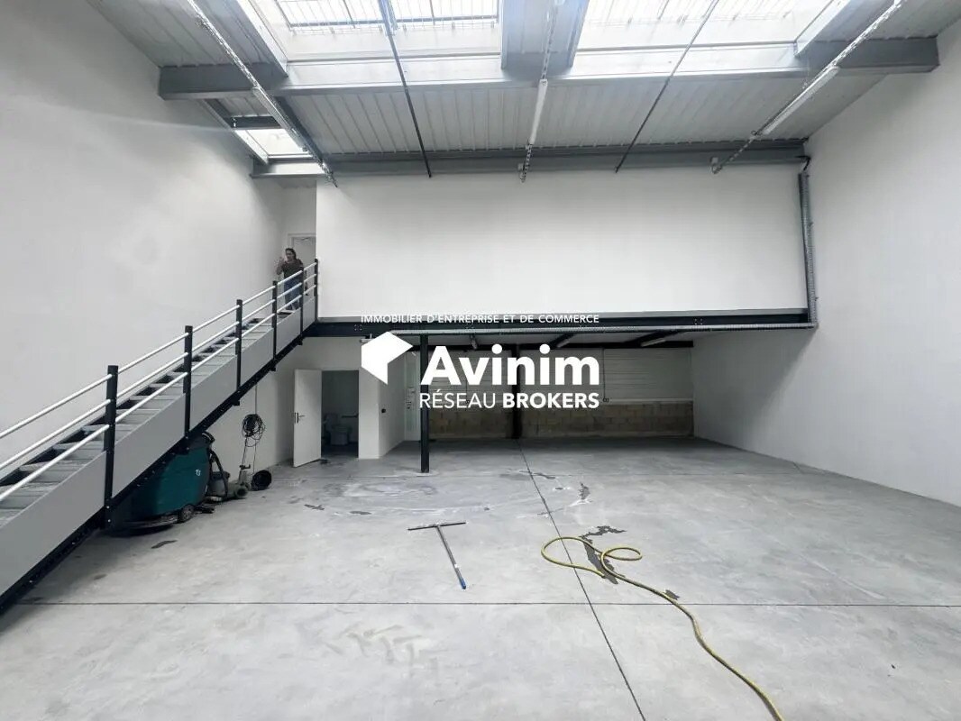Industrial in Stains for lease Interior Photo- Image 1 of 4