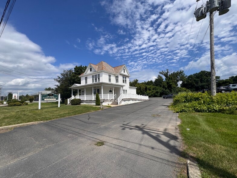 1147 Troy Schenectady Rd, Latham, NY à vendre - Photo du bâtiment - Image 2 de 31