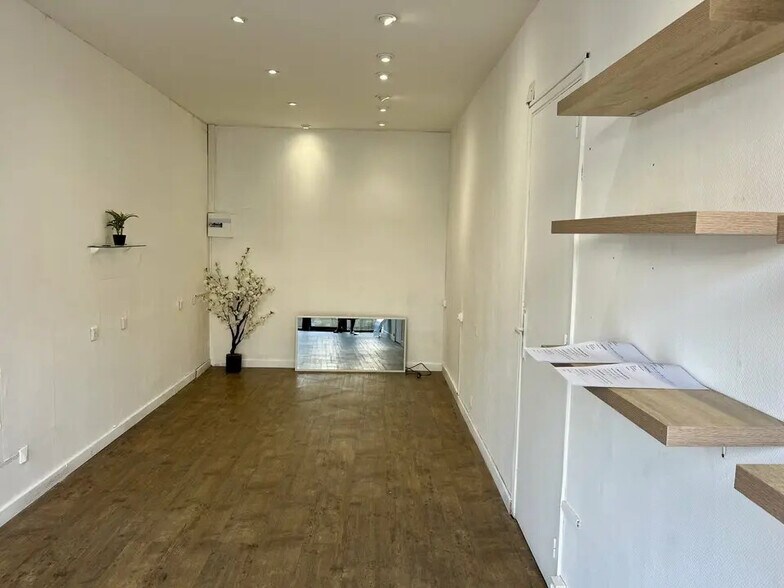 Retail in Venelles for lease - Interior Photo - Image 3 of 3