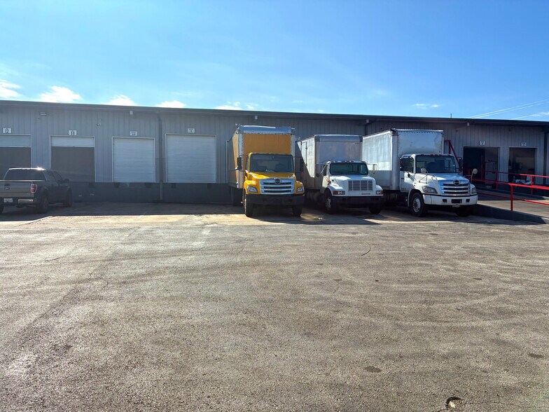 2100 E Union Bower Rd, Irving, TX for lease - Building Photo - Image 2 of 8