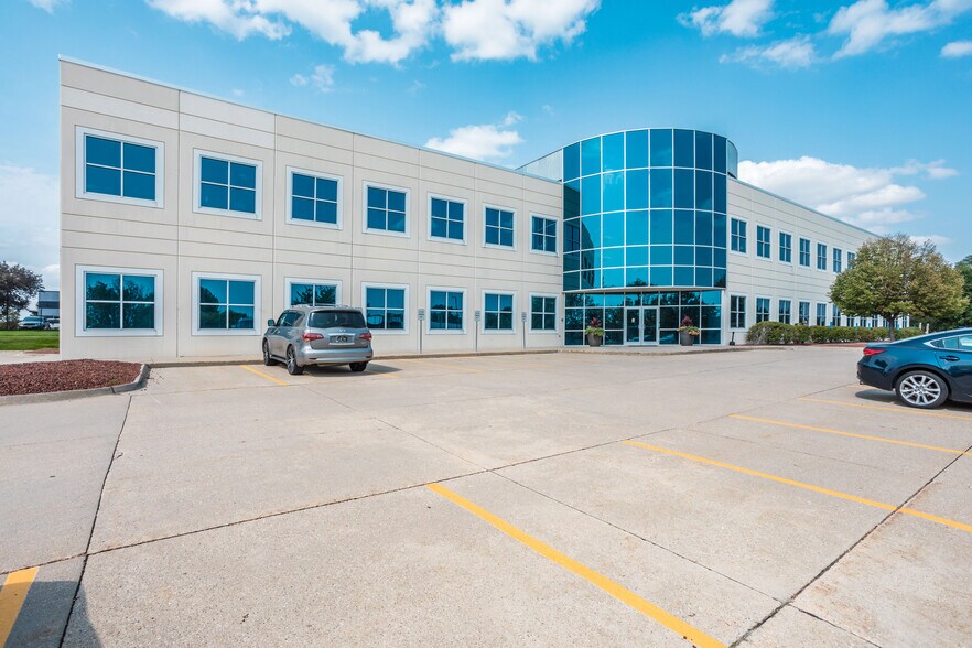 4135 NW Urbandale Dr, Urbandale, IA à vendre - Photo du bâtiment - Image 1 de 13