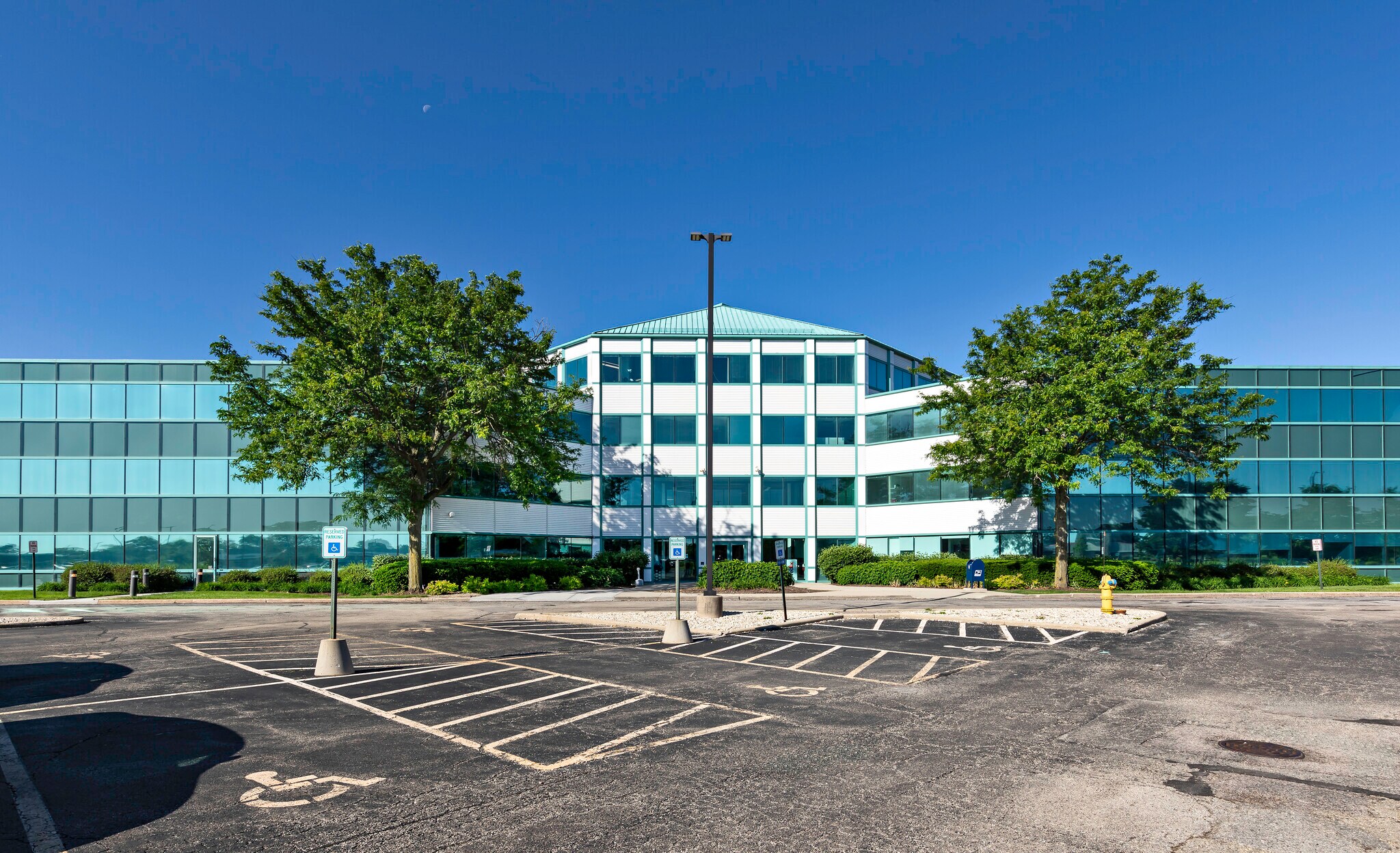 175 E Hawthorn Pky, Vernon Hills, IL for lease Building Photo- Image 1 of 9