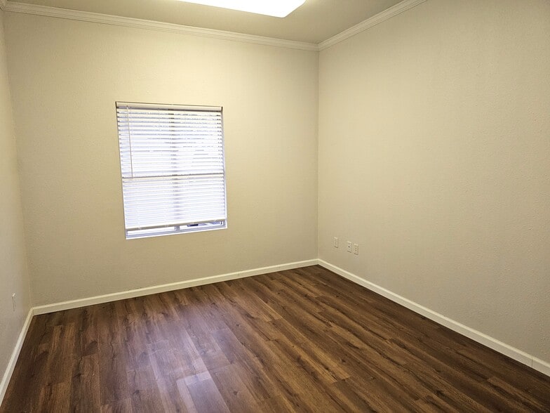 150 W Shadowbend Ave, Friendswood, TX for lease - Building Photo - Image 3 of 10