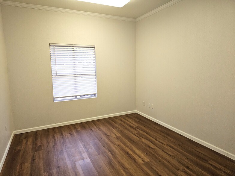 150 W Shadowbend Ave, Friendswood, TX à louer - Photo du bâtiment - Image 3 de 4