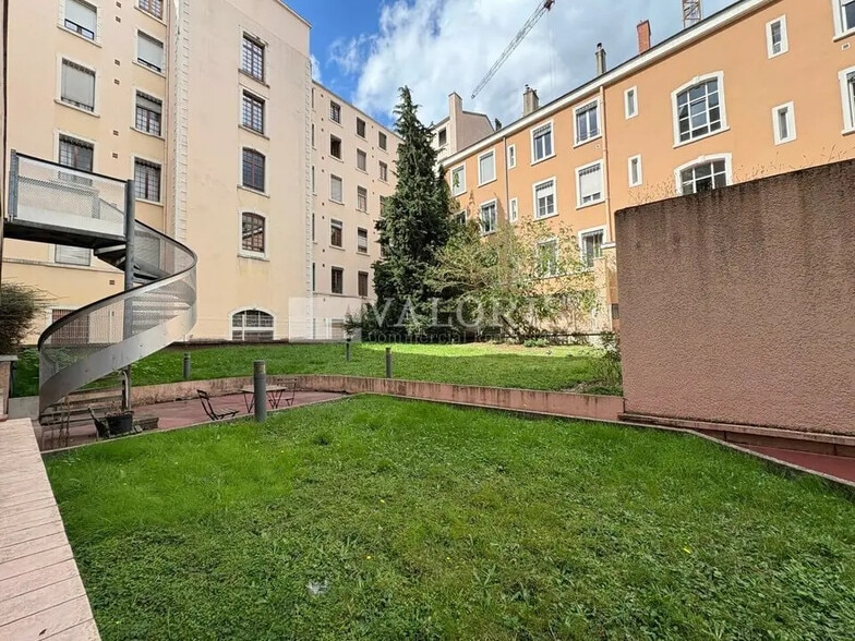 Office in Lyon for lease - Building Photo - Image 3 of 11