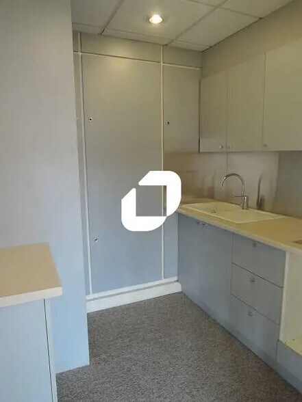 Office in Malakoff for lease - Interior Photo - Image 3 of 3