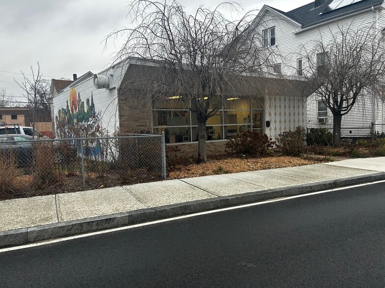 583 Harris Ave, Providence, RI for sale - Building Photo - Image 3 of 11