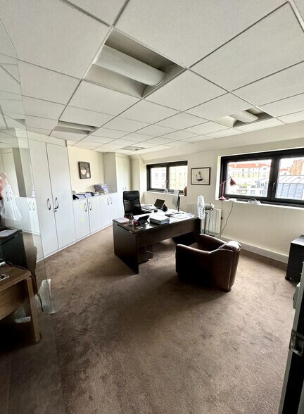 35 Boulevard Georges Clémenceau, Courbevoie for sale - Interior Photo - Image 2 of 11