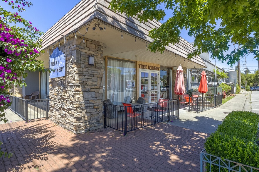 1026 Machin Ave, Novato, CA à vendre - Photo du bâtiment - Image 2 de 14