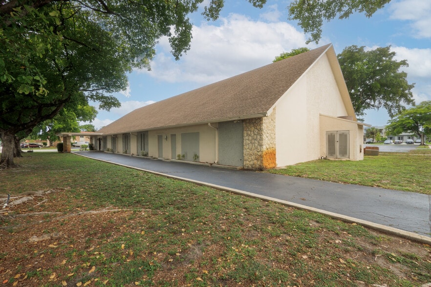 725-731 10th St, Pompano Beach, FL portfolio of 2 properties for sale on LoopNet.ca - Building Photo - Image 3 of 20