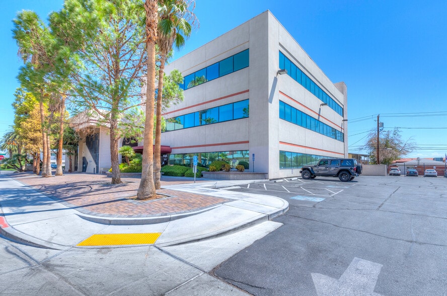 1100 E Bridger Ave, Las Vegas, NV à louer - Photo du bâtiment - Image 2 de 8