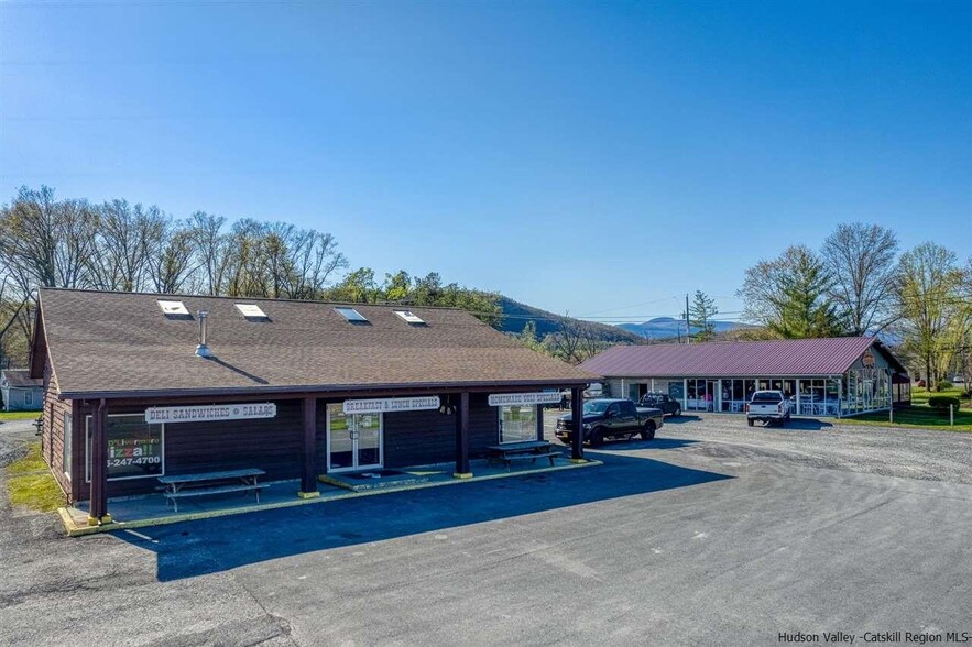 963 Kings Hwy, Saugerties, NY à vendre - Photo principale - Image 1 de 34