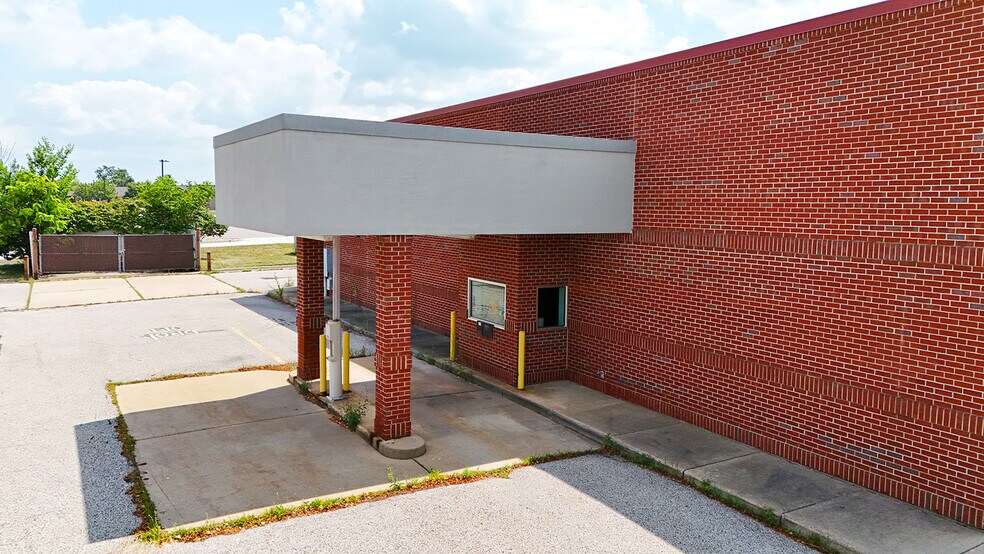 715 S Clinton St, Grand Ledge, MI à louer - Photo du bâtiment - Image 2 de 6