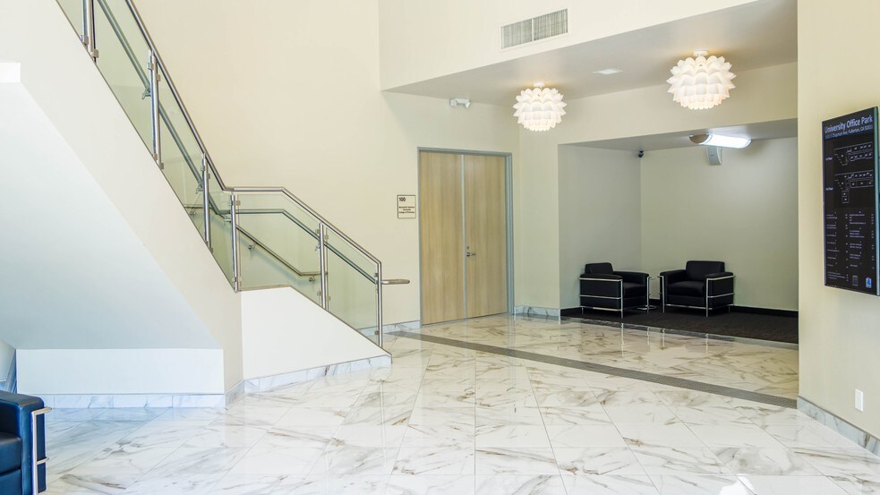 2501 E Chapman Ave, Fullerton, CA à louer - Photo intérieure - Image 3 de 8