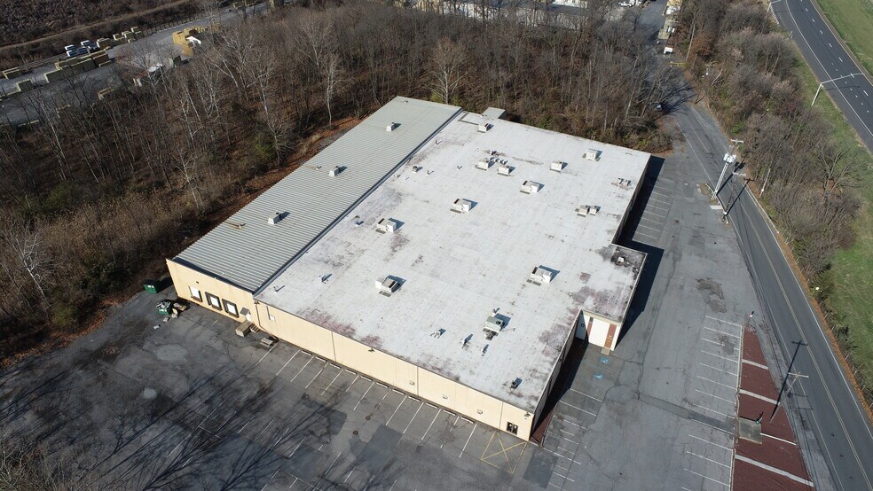 110 Commerce Way, Stockertown, PA à louer - Photo du bâtiment - Image 3 de 8