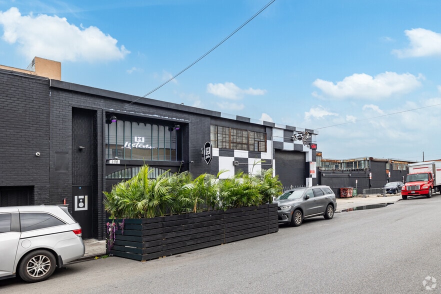 555 Johnson Ave, Brooklyn, NY for lease - Building Photo - Image 2 of 29