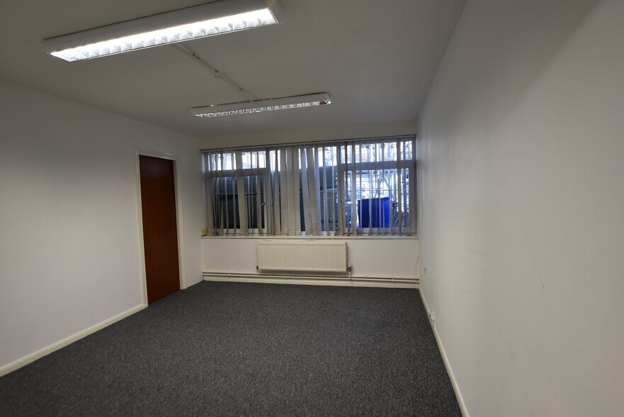 High Rd, Epping à louer - Photo du bâtiment - Image 3 de 4