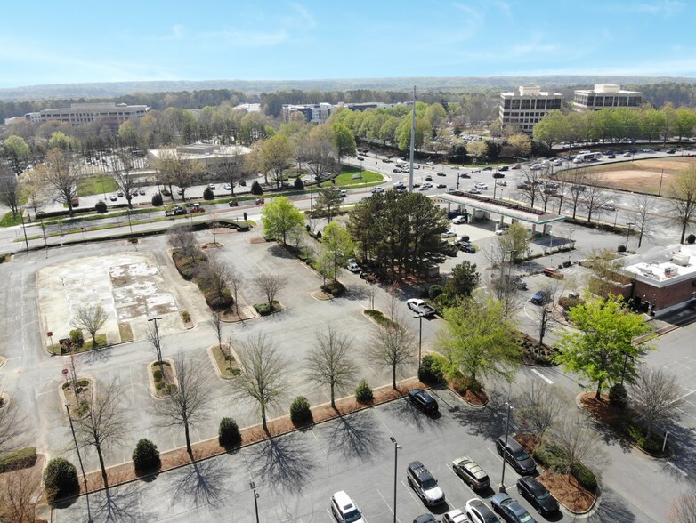 11556 Rainwater Dr, Alpharetta, GA à vendre - Photo du bâtiment - Image 3 de 9
