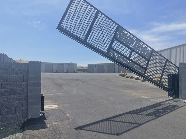 10525 Ridgeline Dr, Kennewick, WA à louer - Photo du bâtiment - Image 1 de 7