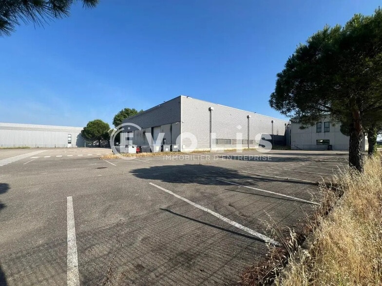 Office in Saint-Priest for lease - Building Photo - Image 2 of 12