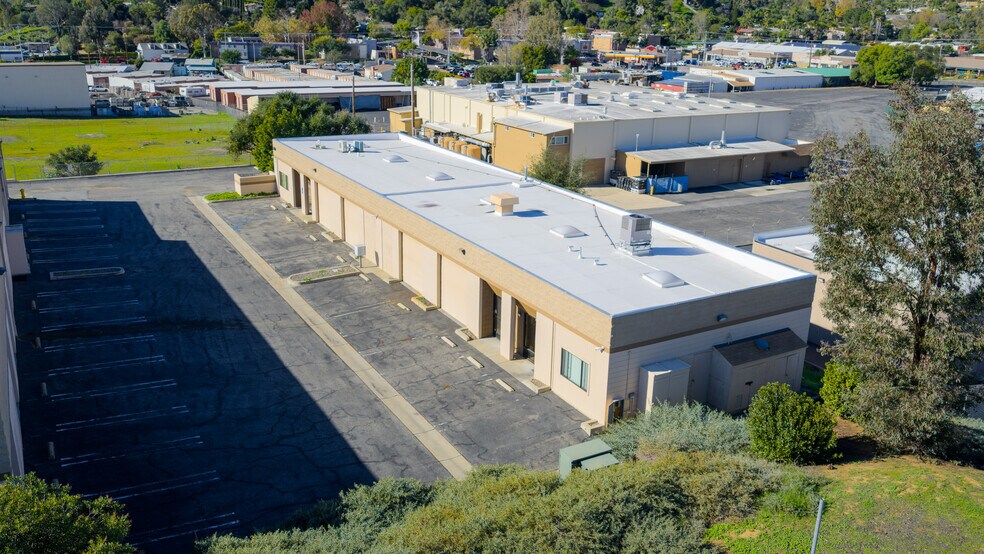 342 Industrial Way, Fallbrook, CA à vendre - Photo du bâtiment - Image 3 de 10