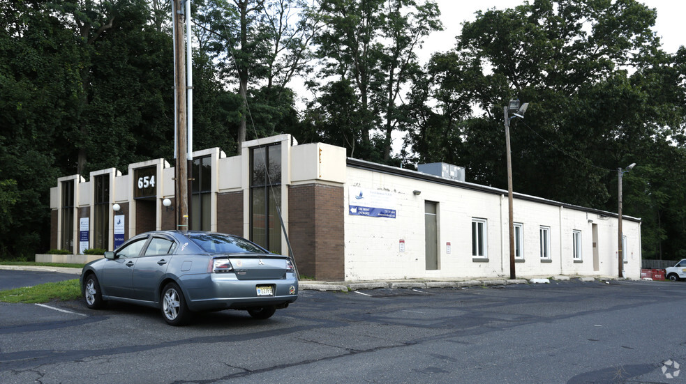 654 Newman Springs Rd, Lincroft, NJ for lease - Building Photo - Image 3 of 4