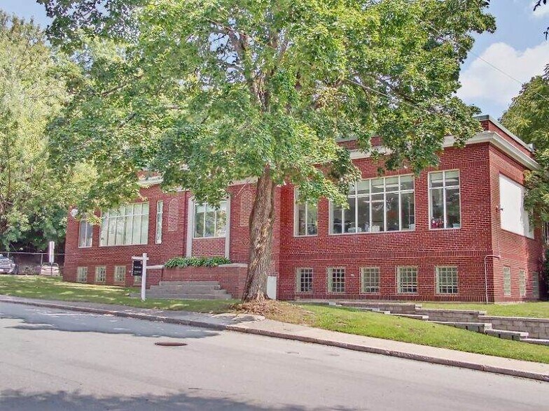 114 Pleasant St, Southbridge, MA à vendre - Photo du bâtiment - Image 1 de 25