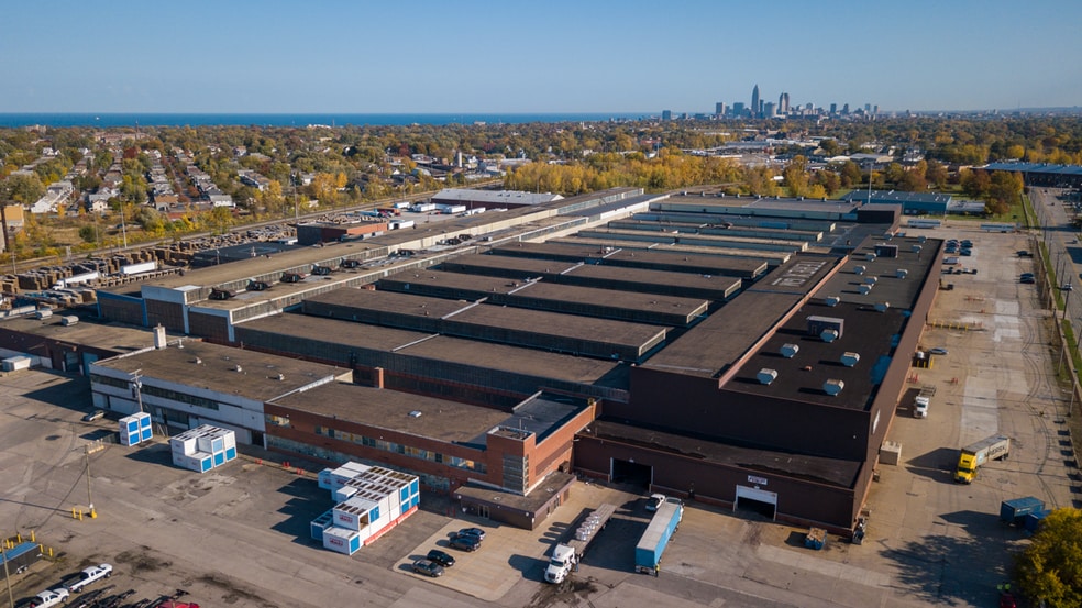 8500 Clinton Rd, Brooklyn, OH à louer - Photo du bâtiment - Image 2 de 6