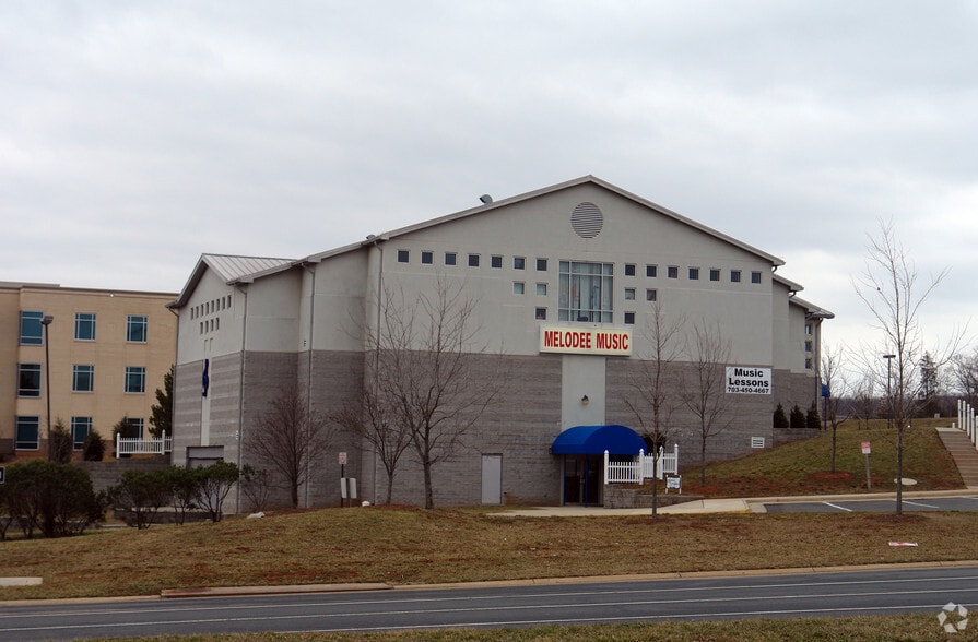 46077 Lake Center Plz, Sterling, VA à vendre - Photo du bâtiment - Image 2 de 2