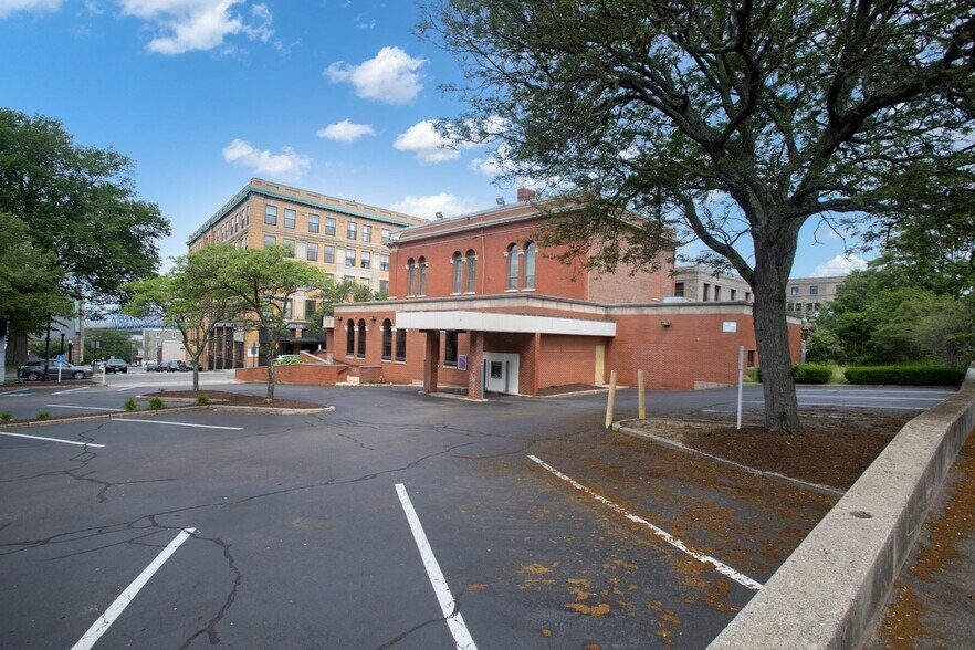 141 N Main St, Fall River, MA à louer - Photo du bâtiment - Image 2 de 7