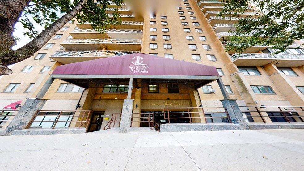 92-29 Queens Blvd, Rego Park, NY à louer - Photo du bâtiment - Image 3 de 69